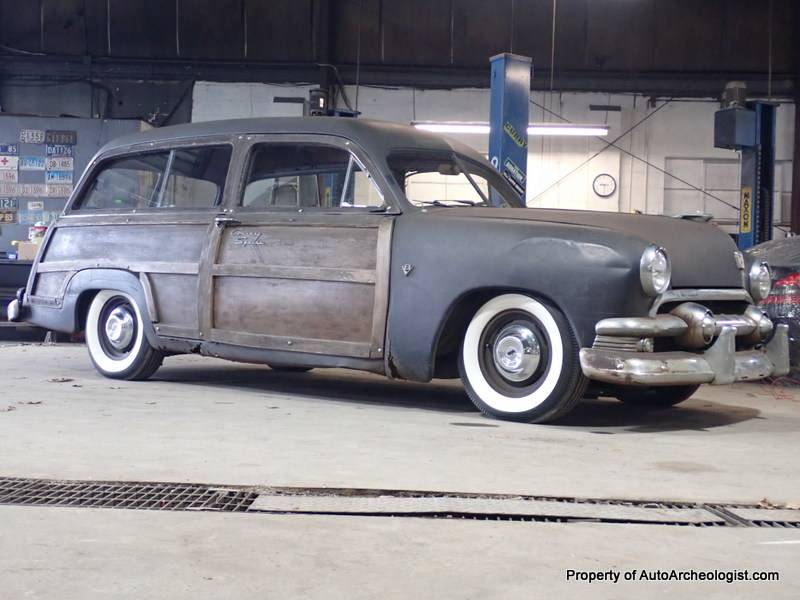 Ford-Country-squire-wagon-1951-black-146450-2