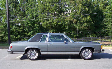 Ford-Crown-Victoria-Coupe-1986-4