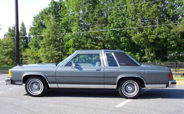 Ford-Crown-Victoria-Coupe-1986-5