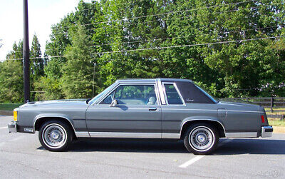 Ford-Crown-Victoria-Coupe-1986-5