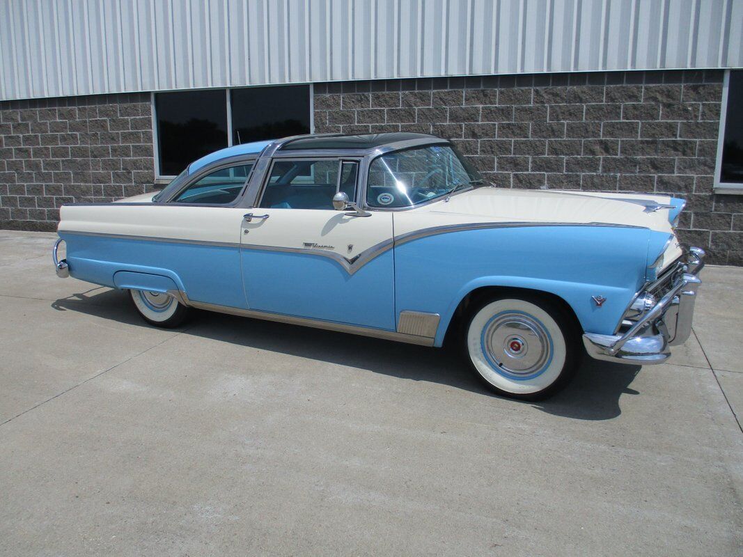 Ford-Crown-Victoria-Skyliner-Glasstop-1955-1