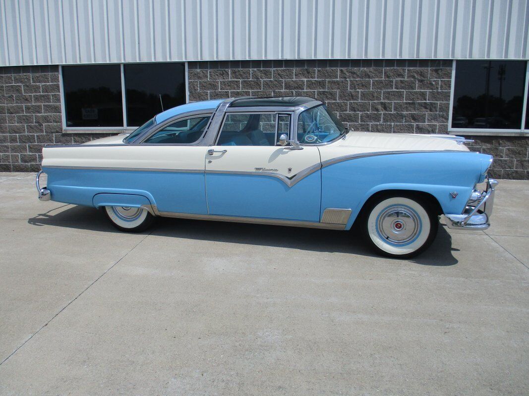 Ford-Crown-Victoria-Skyliner-Glasstop-1955-3