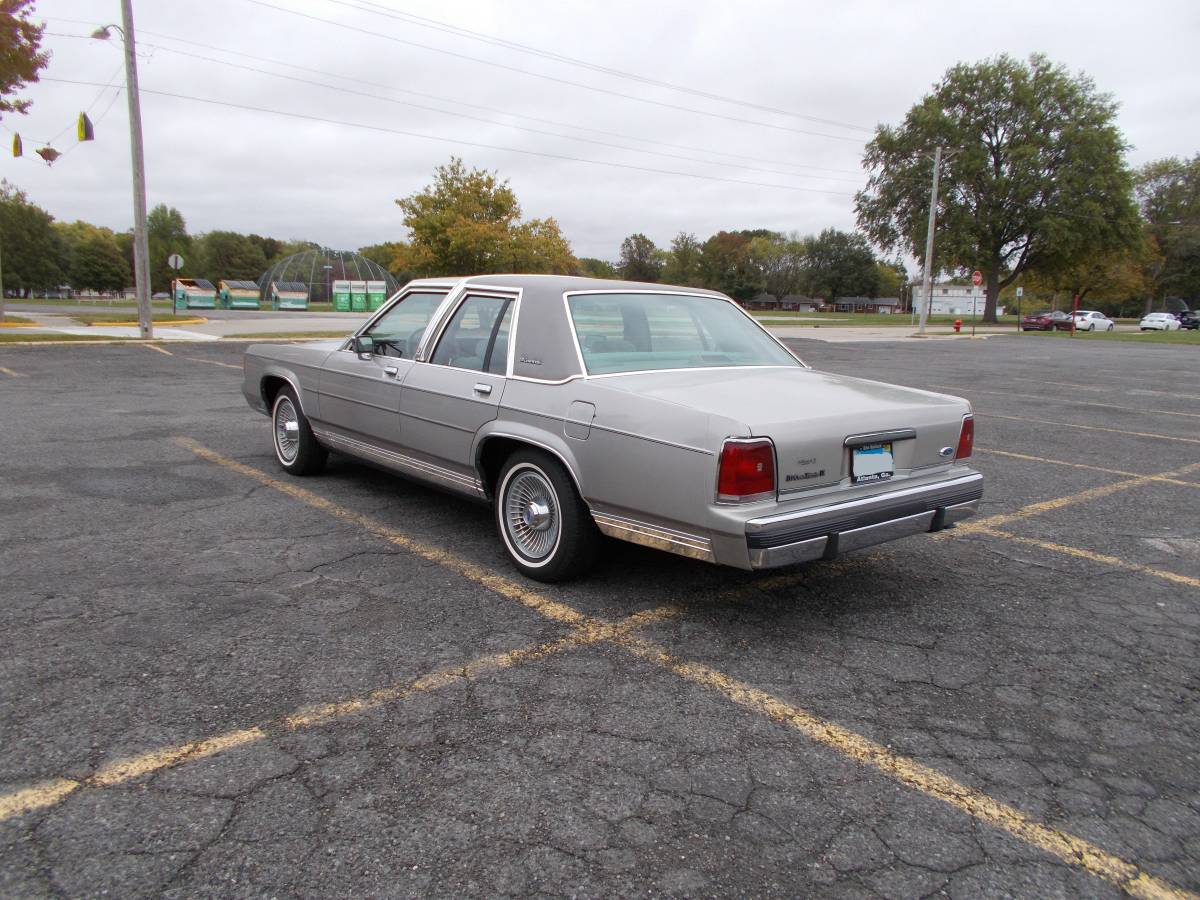 Ford-Crown-victoria-1991-silver-151278-1