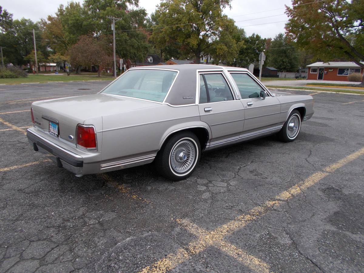 Ford-Crown-victoria-1991-silver-151278-2