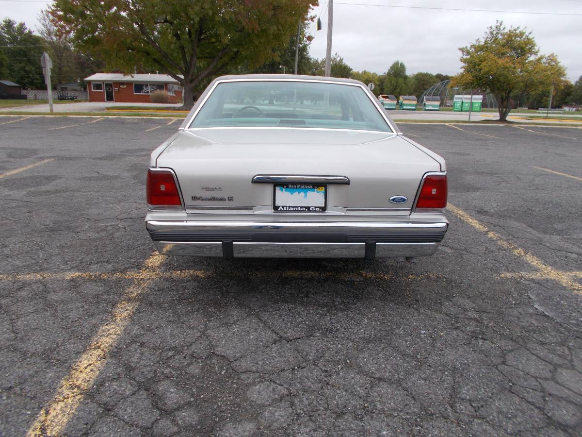 Ford-Crown-victoria-1991-silver-151278-4