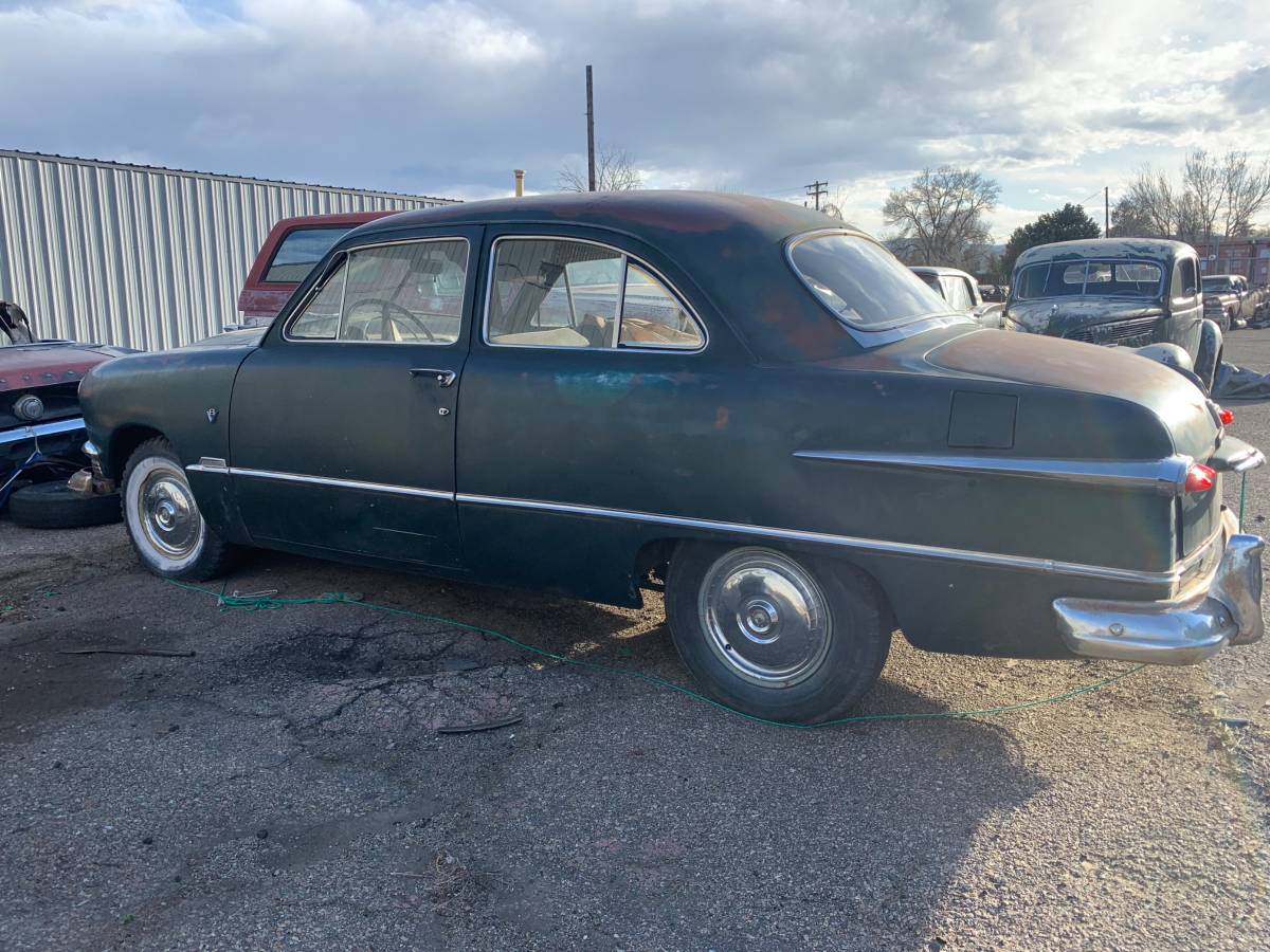 Ford-Custom-2-door-1951-green-98693-15