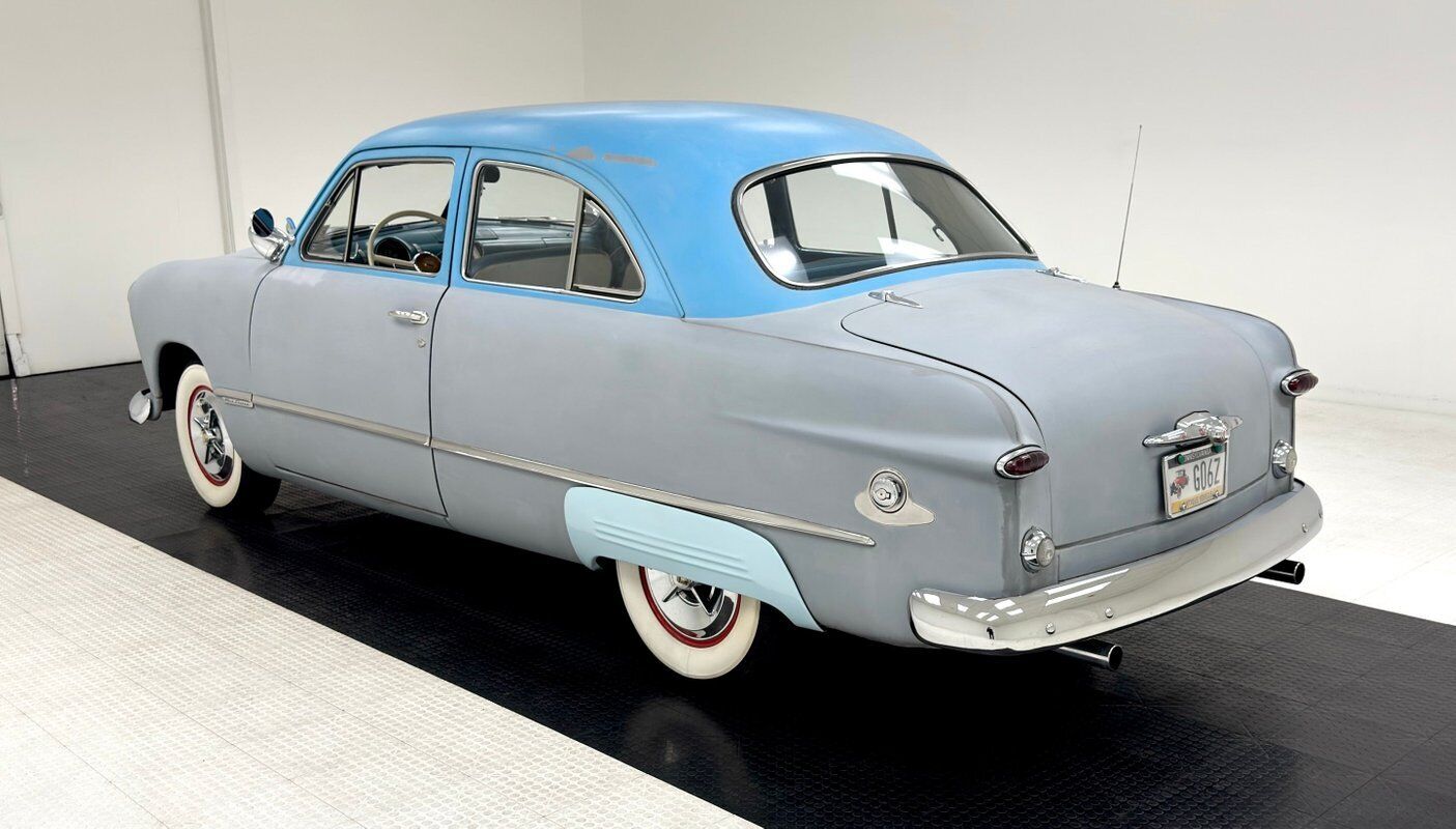 Ford-Custom-Berline-1949-2