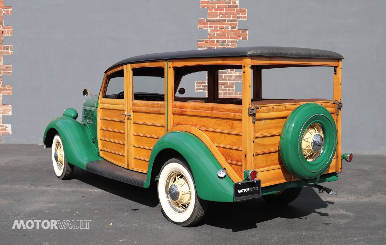 Ford-Deluxe-Wagon-Woodie-1935-33