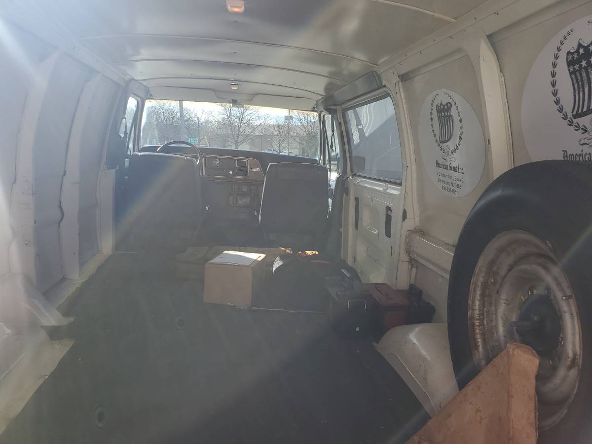 Ford-E250-econoline-cargo-van-1990-3