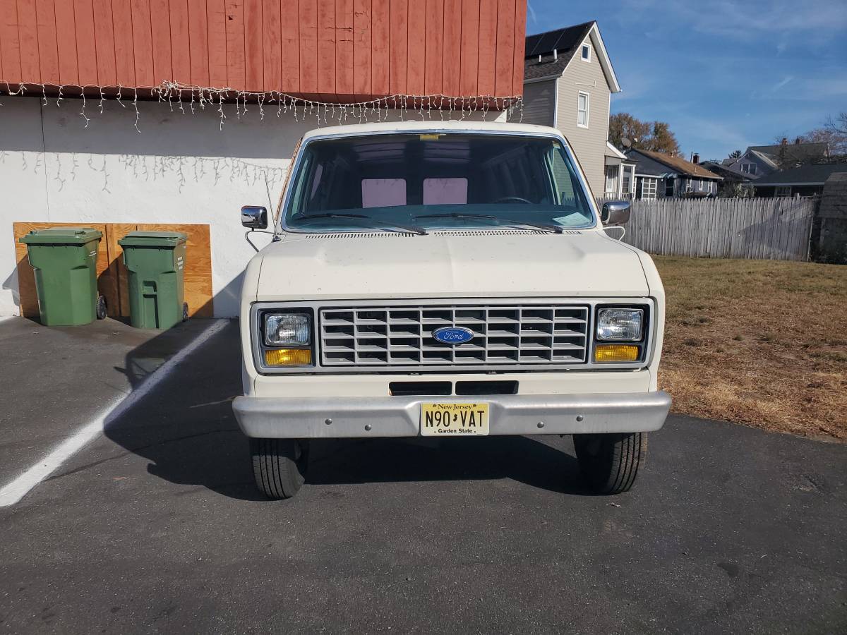 Ford-E250-econoline-cargo-van-1990