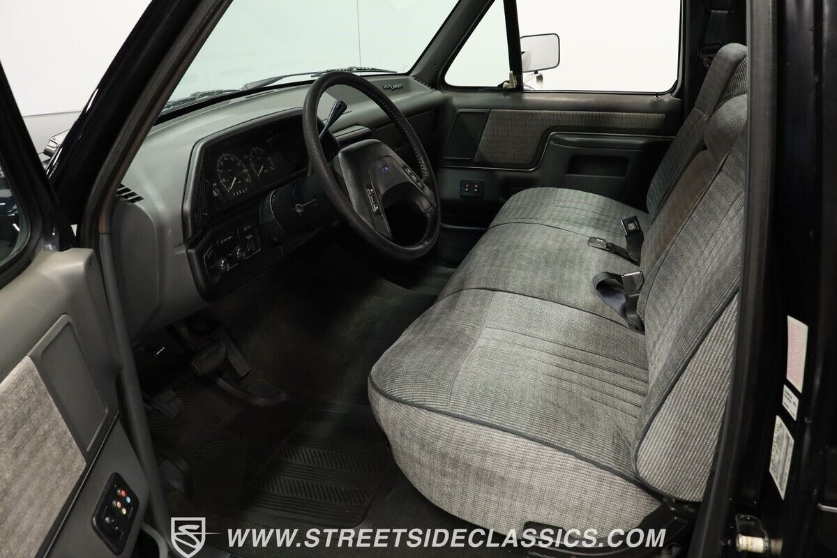 Ford-F-150-Pickup-1991-Black-Gray-703-4