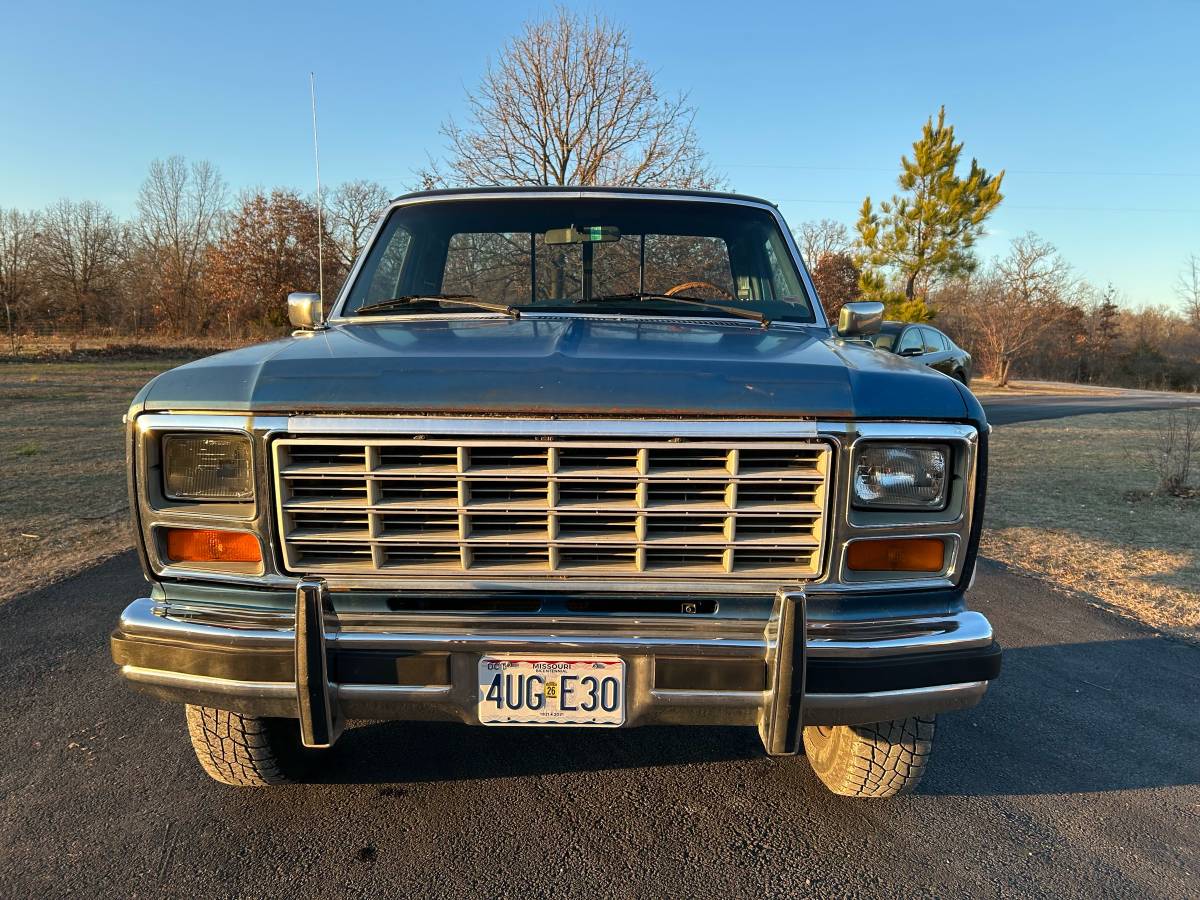 Ford-F-150-xlt-1984-1