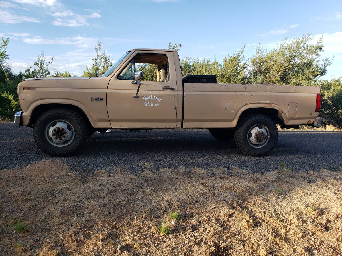 Ford-F-250-diesel-1985-243010-1