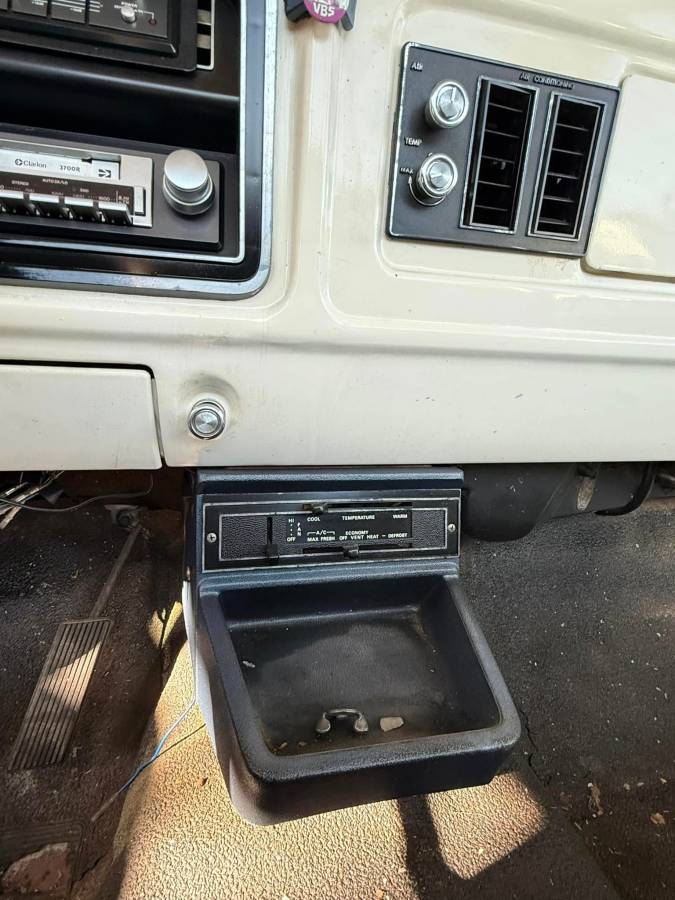 Ford-F150-1977-white-25127-10