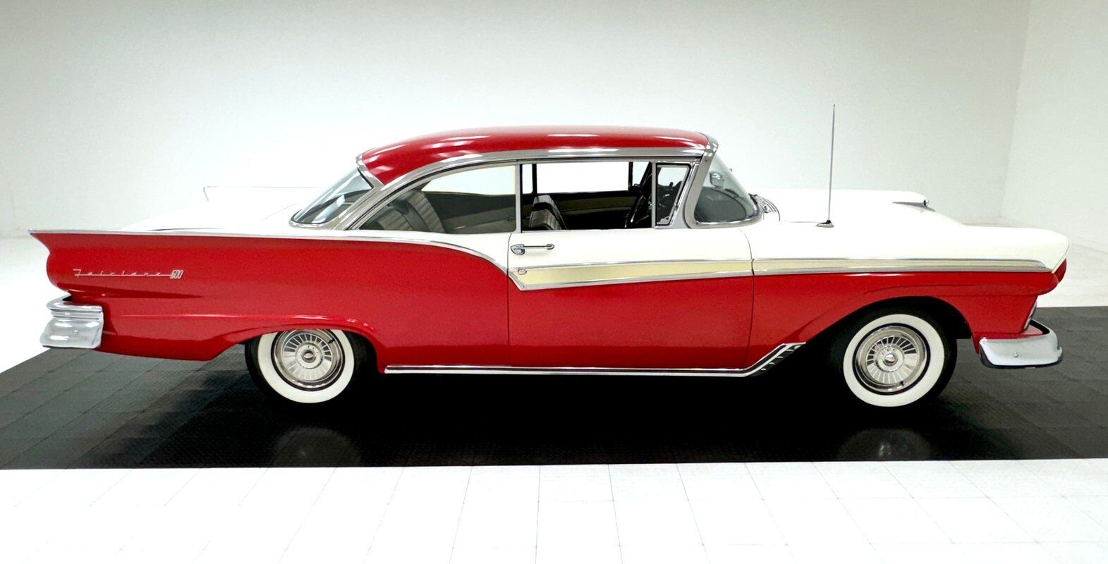 Ford-Fairlane-1957-Red-Black-78850-5