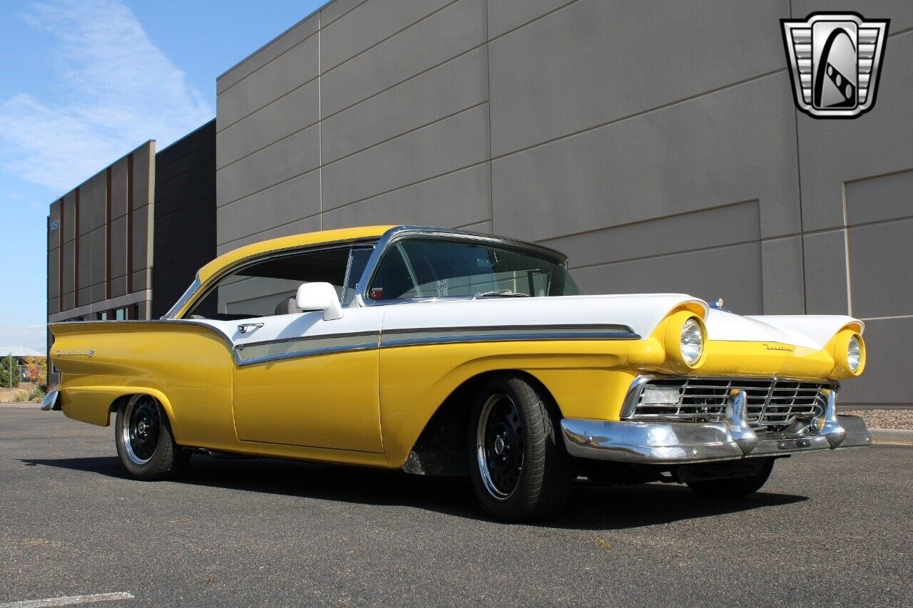 Ford-Fairlane-500.-Coupe-1957-Yellow-Gray-185681-8