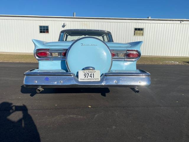 Ford-Fairlane-skyliner-1958