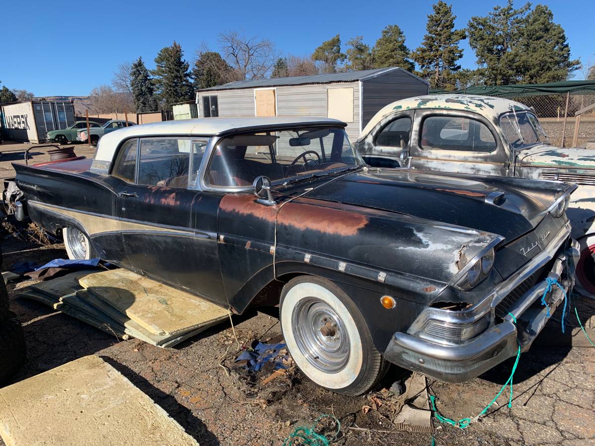 Ford-Fairlane-skyliner-1958-2