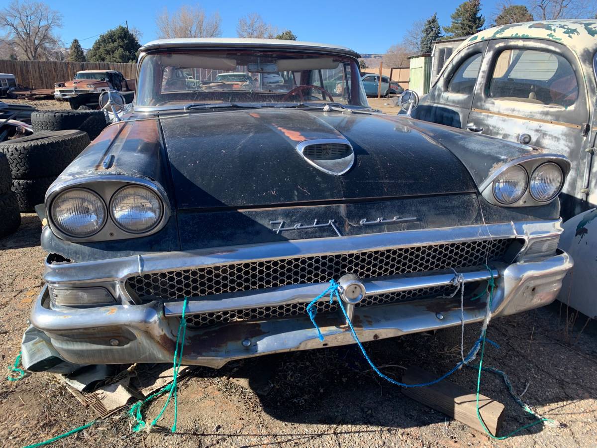 Ford-Fairlane-skyliner-1958-3