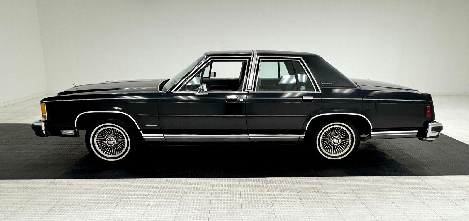 Ford-LTD-Berline-1984-Black-Gray-98342-1