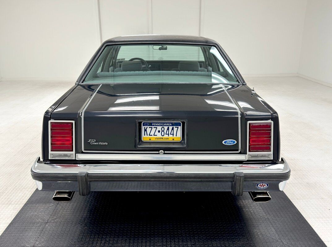 Ford-LTD-Berline-1984-Black-Gray-98342-3