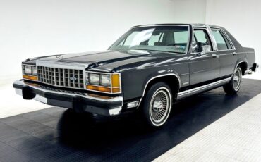 Ford LTD Berline 1984