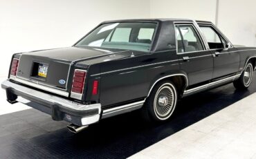 Ford-LTD-Berline-1984-Black-Gray-98342-4