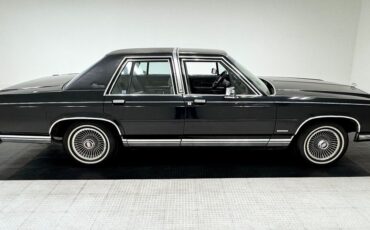 Ford-LTD-Berline-1984-Black-Gray-98342-5