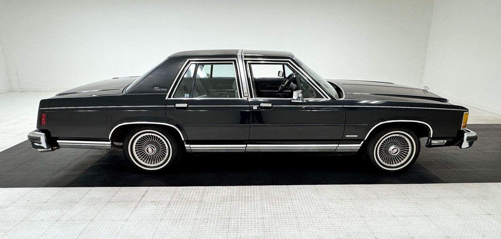 Ford-LTD-Berline-1984-Black-Gray-98342-5