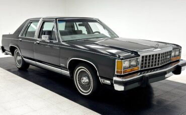 Ford-LTD-Berline-1984-Black-Gray-98342-6