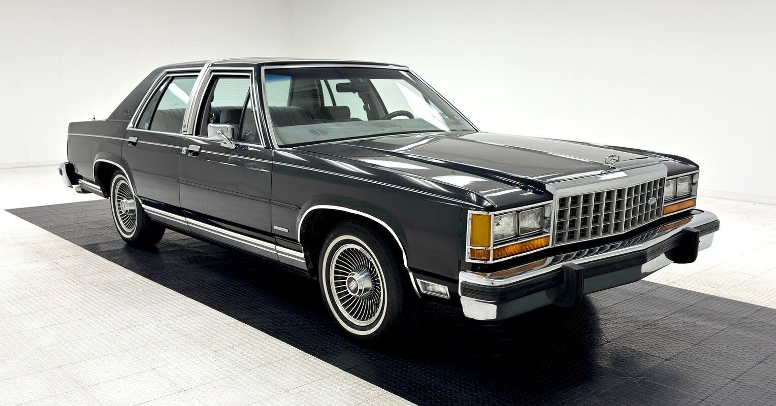 Ford-LTD-Berline-1984-Black-Gray-98342-6