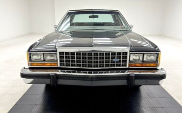 Ford-LTD-Berline-1984-Black-Gray-98342-7