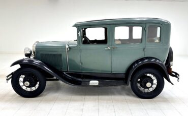 Ford-Model-A-Berline-1930-Green-Tan-7749-1