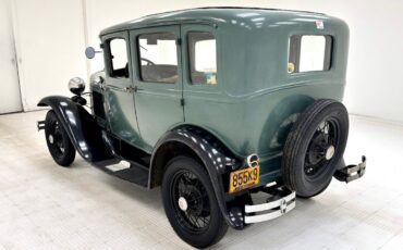 Ford-Model-A-Berline-1930-Green-Tan-7749-2