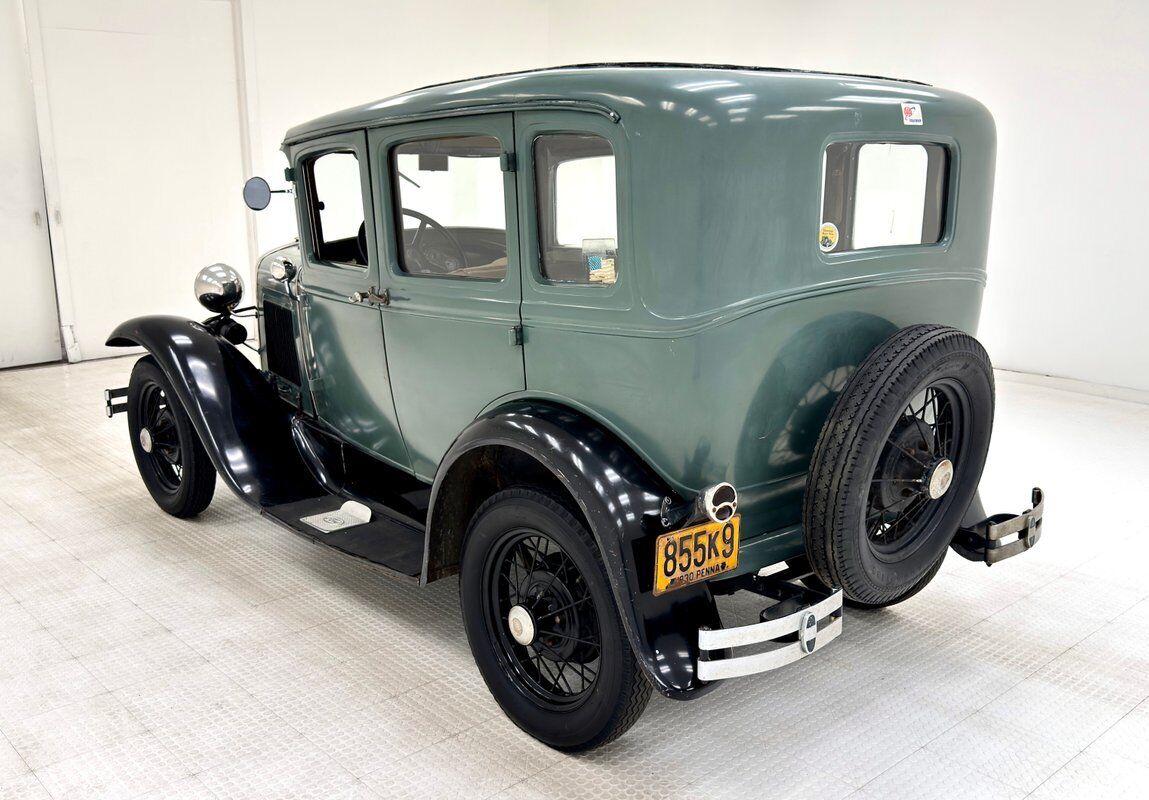 Ford-Model-A-Berline-1930-Green-Tan-7749-2