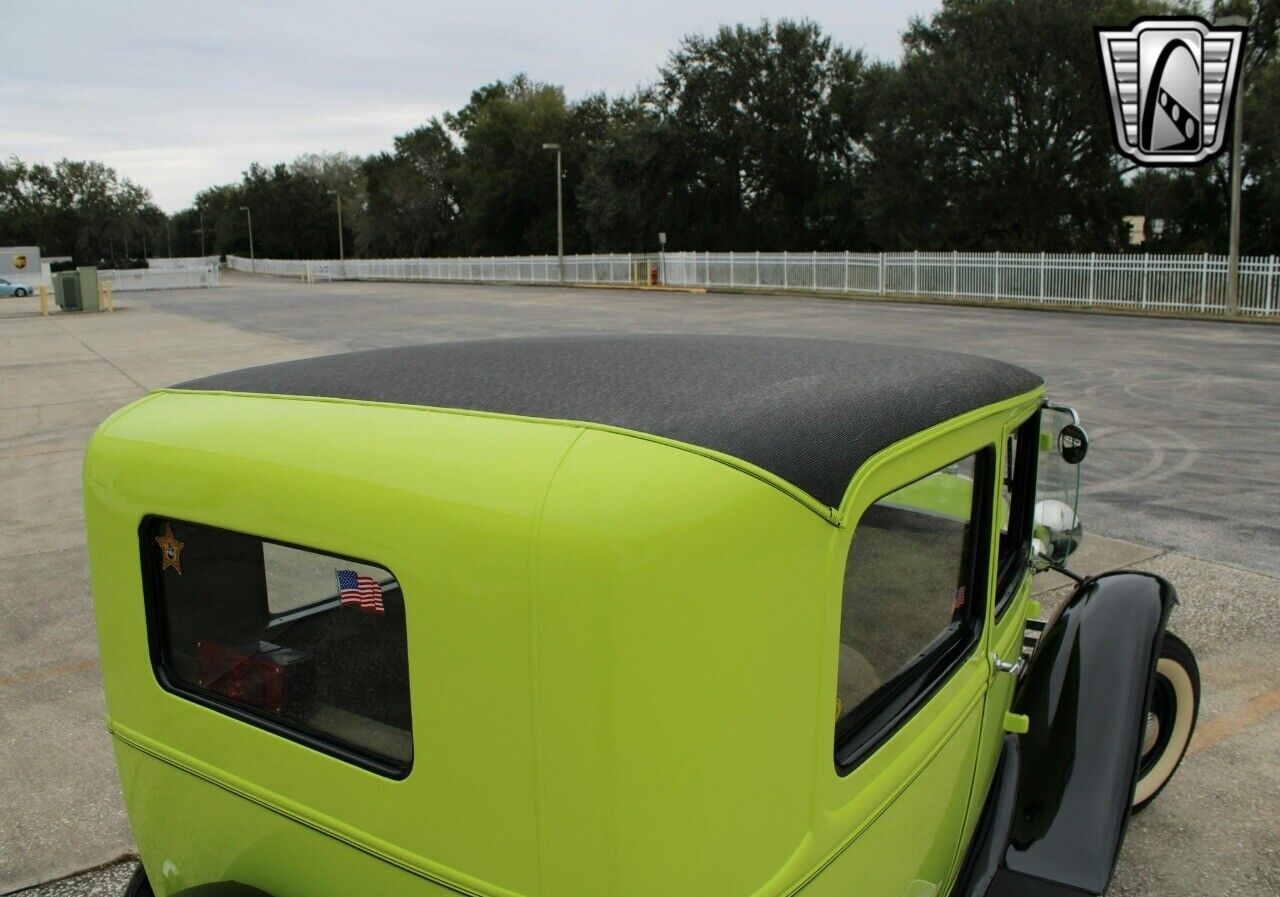 Ford-Model-A-Berline-1931-Green-Tan-5499-11