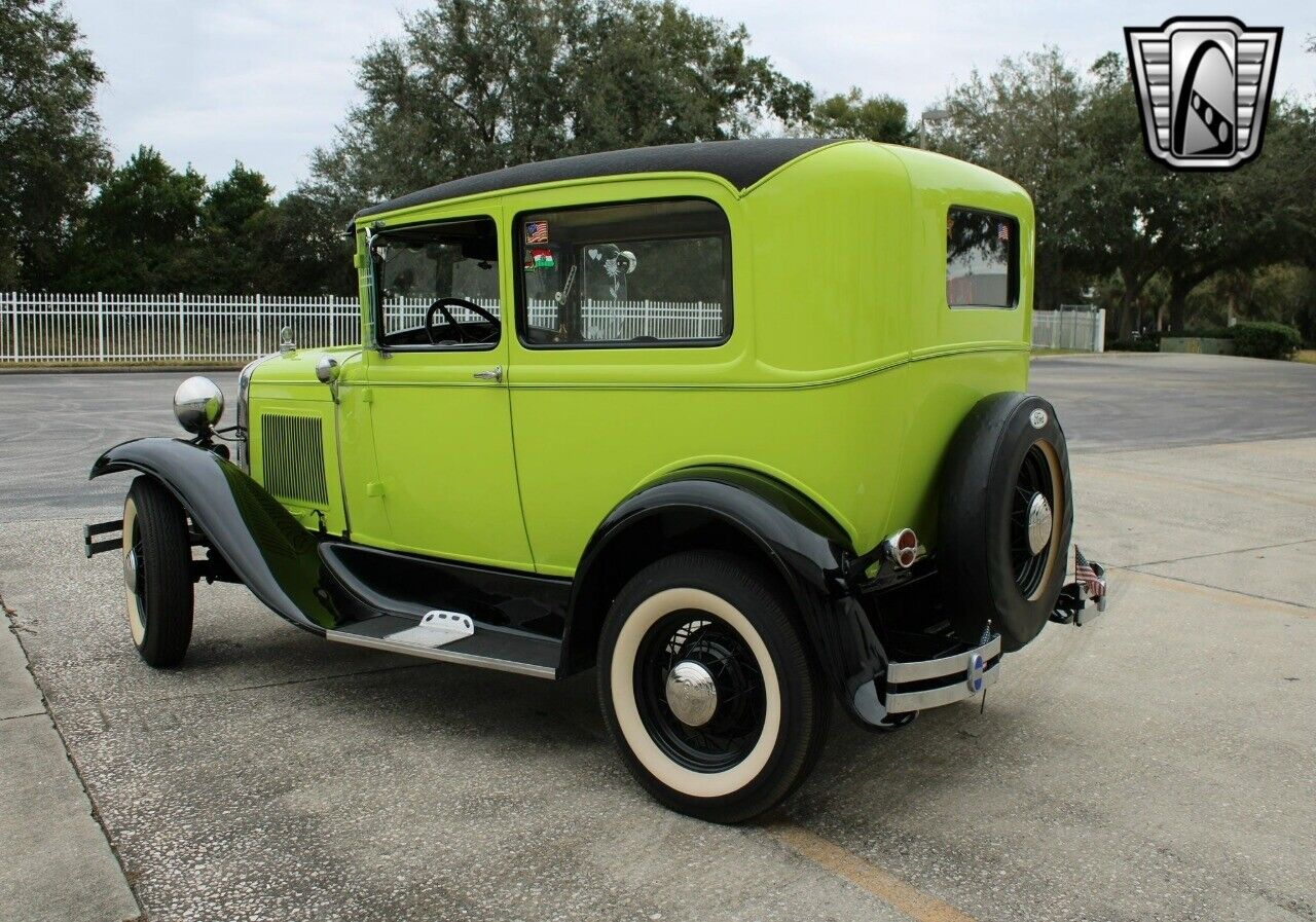 Ford-Model-A-Berline-1931-Green-Tan-5499-5