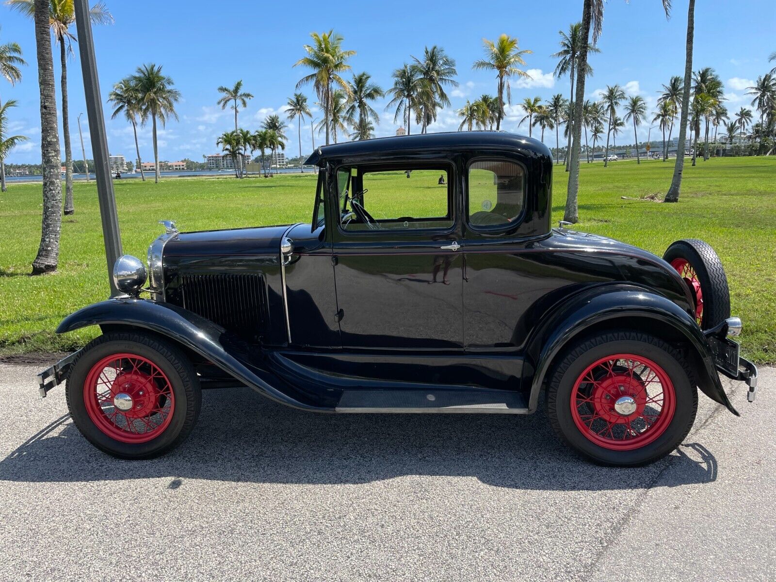 Ford-Model-A-Coupe-1931-Black-16093-3