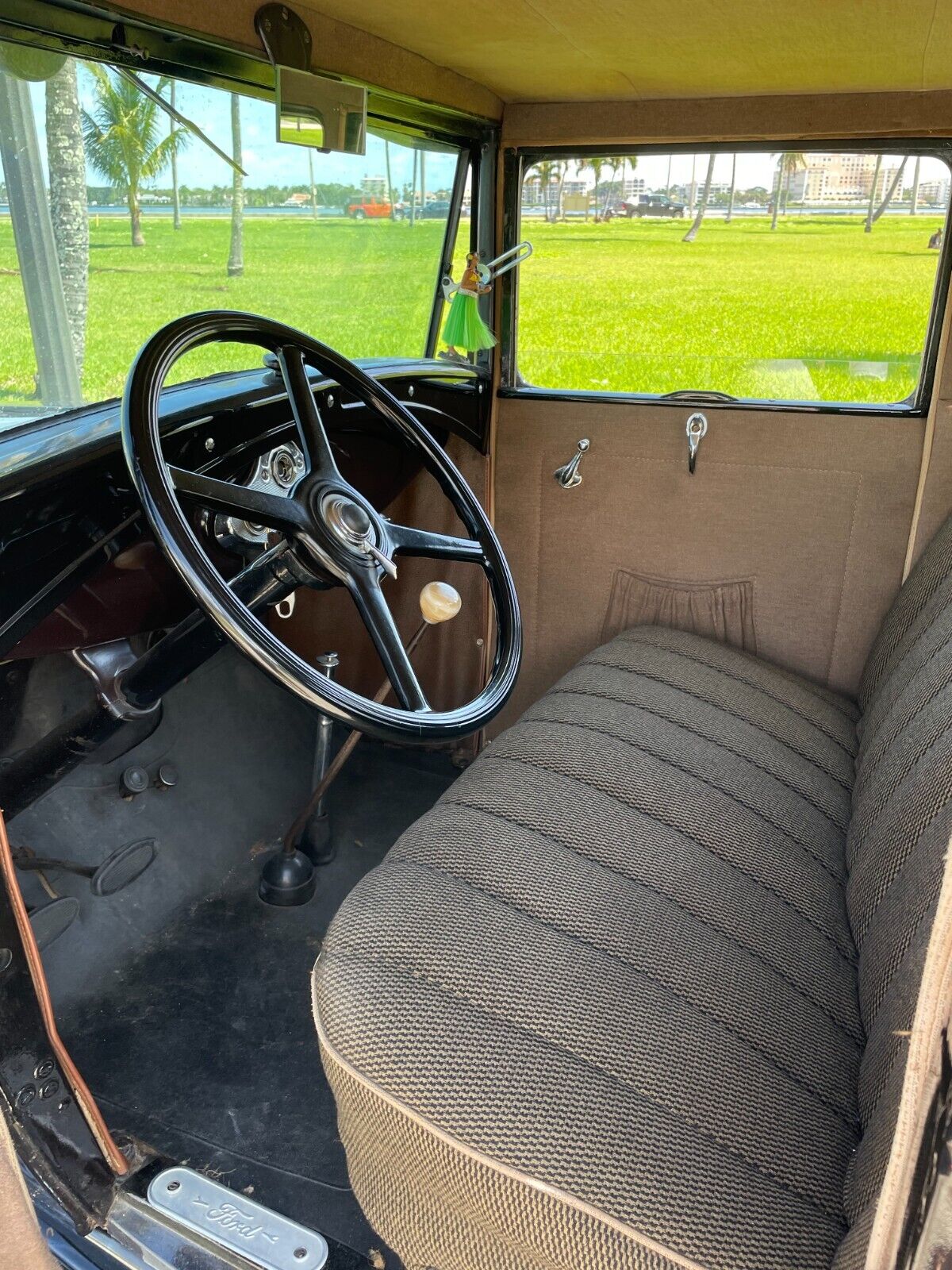 Ford-Model-A-Coupe-1931-Black-16093-4