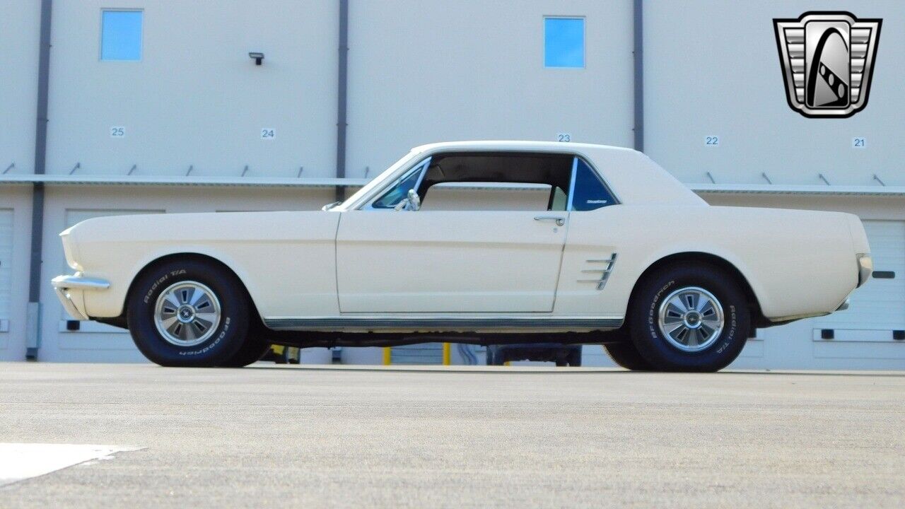 Ford-Mustang-1966-Beige-Black-20035-4