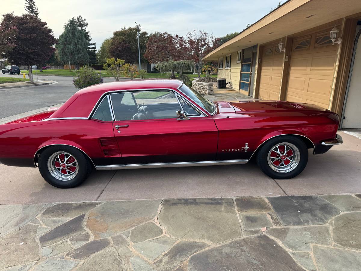 Ford-Mustang-1967-red-149588-2