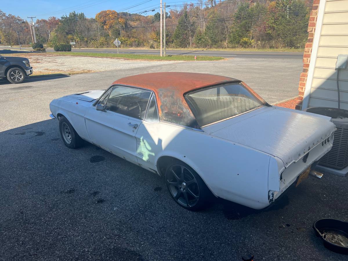 Ford-Mustang-1967-white-120501-1