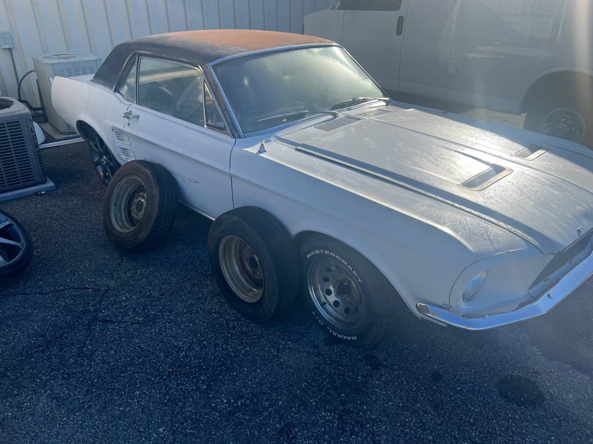 Ford-Mustang-1967-white-120501-2