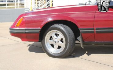 Ford-Mustang-Cabriolet-1983-Maroon-White-143323-10