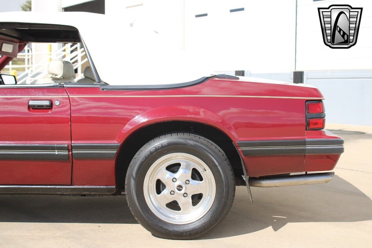 Ford-Mustang-Cabriolet-1983-Maroon-White-143323-11