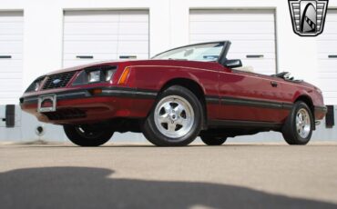 Ford-Mustang-Cabriolet-1983-Maroon-White-143323-3