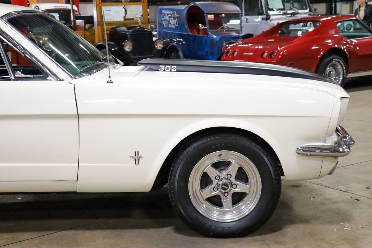 Ford-Mustang-Coupe-1966-White-Black-113468-10