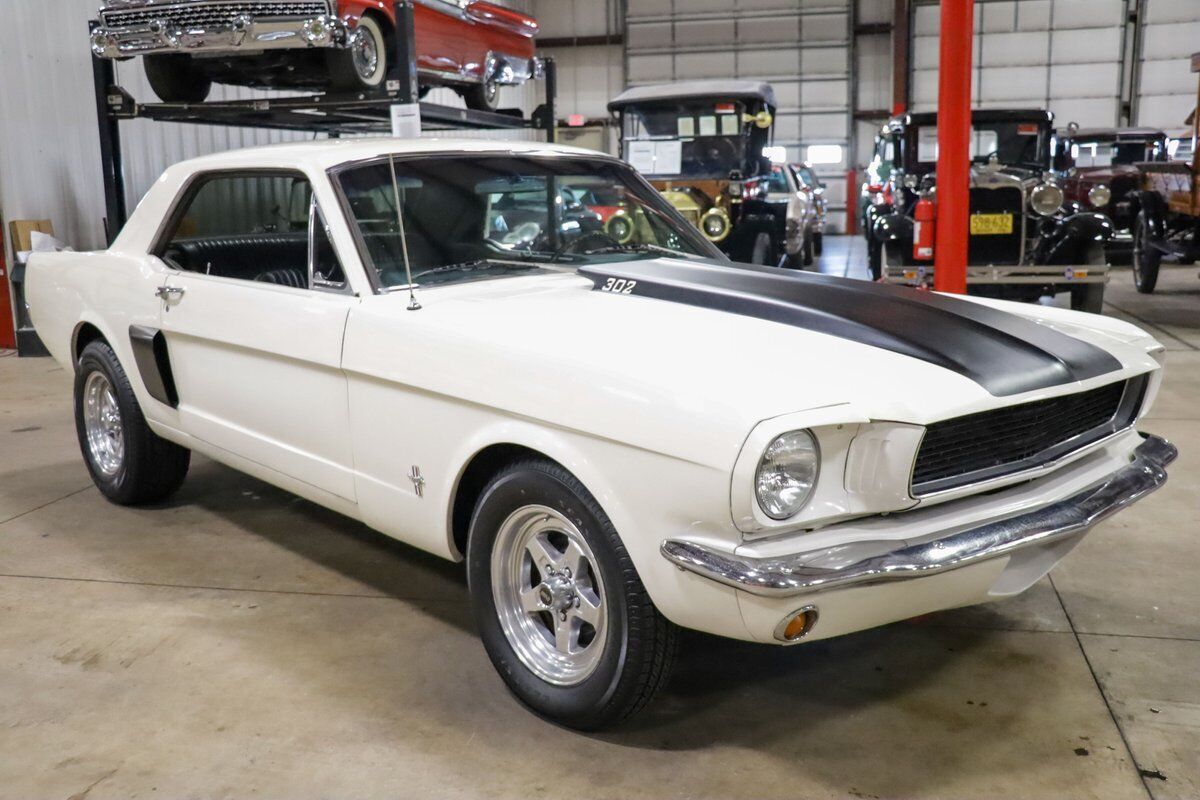 Ford-Mustang-Coupe-1966-White-Black-113468-11