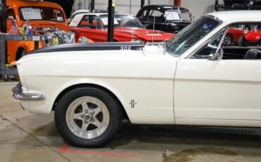 Ford-Mustang-Coupe-1966-White-Black-113468-2