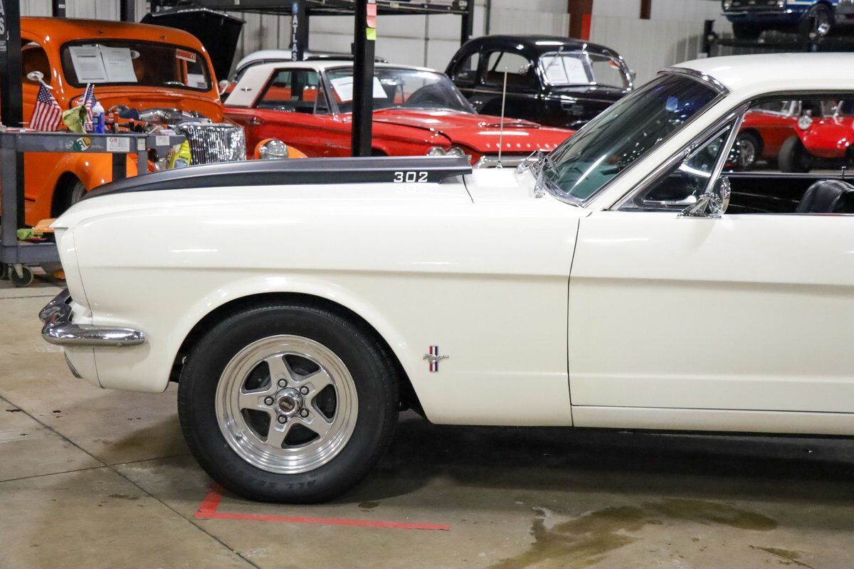 Ford-Mustang-Coupe-1966-White-Black-113468-2